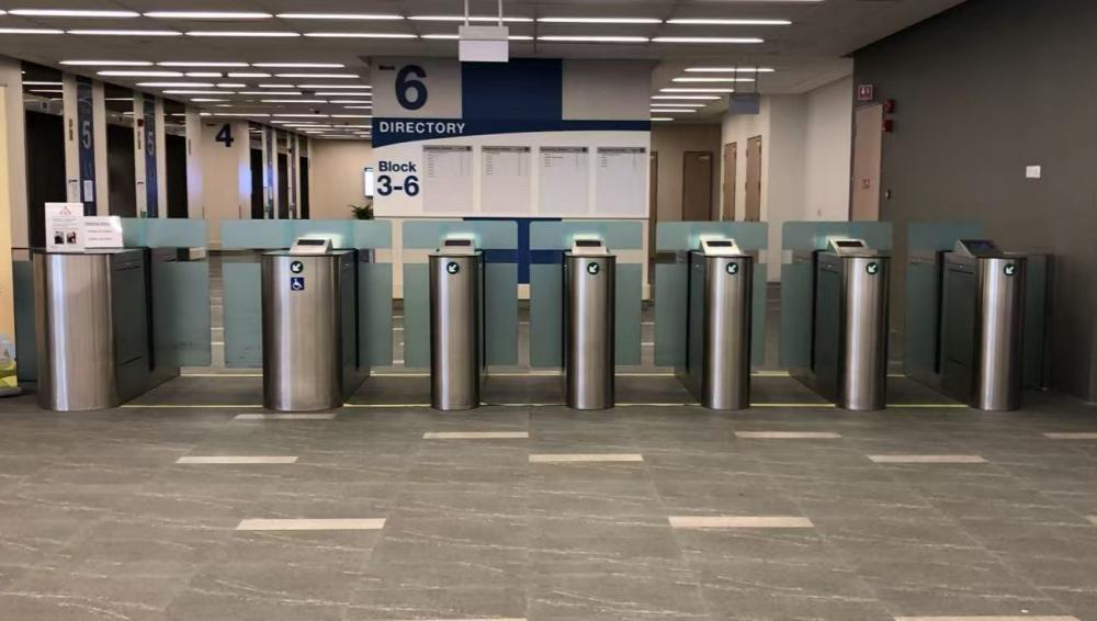 Jak działają systemy kontroli dostępu do kołowrotów?