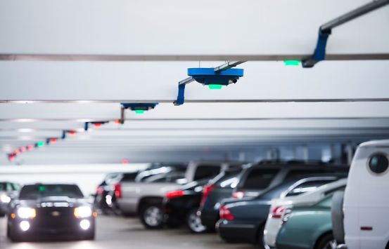 Czy inteligentne systemy zarządzania parkingami mogą całkowicie rozwiązać problemy związane z parkowaniem w miastach?