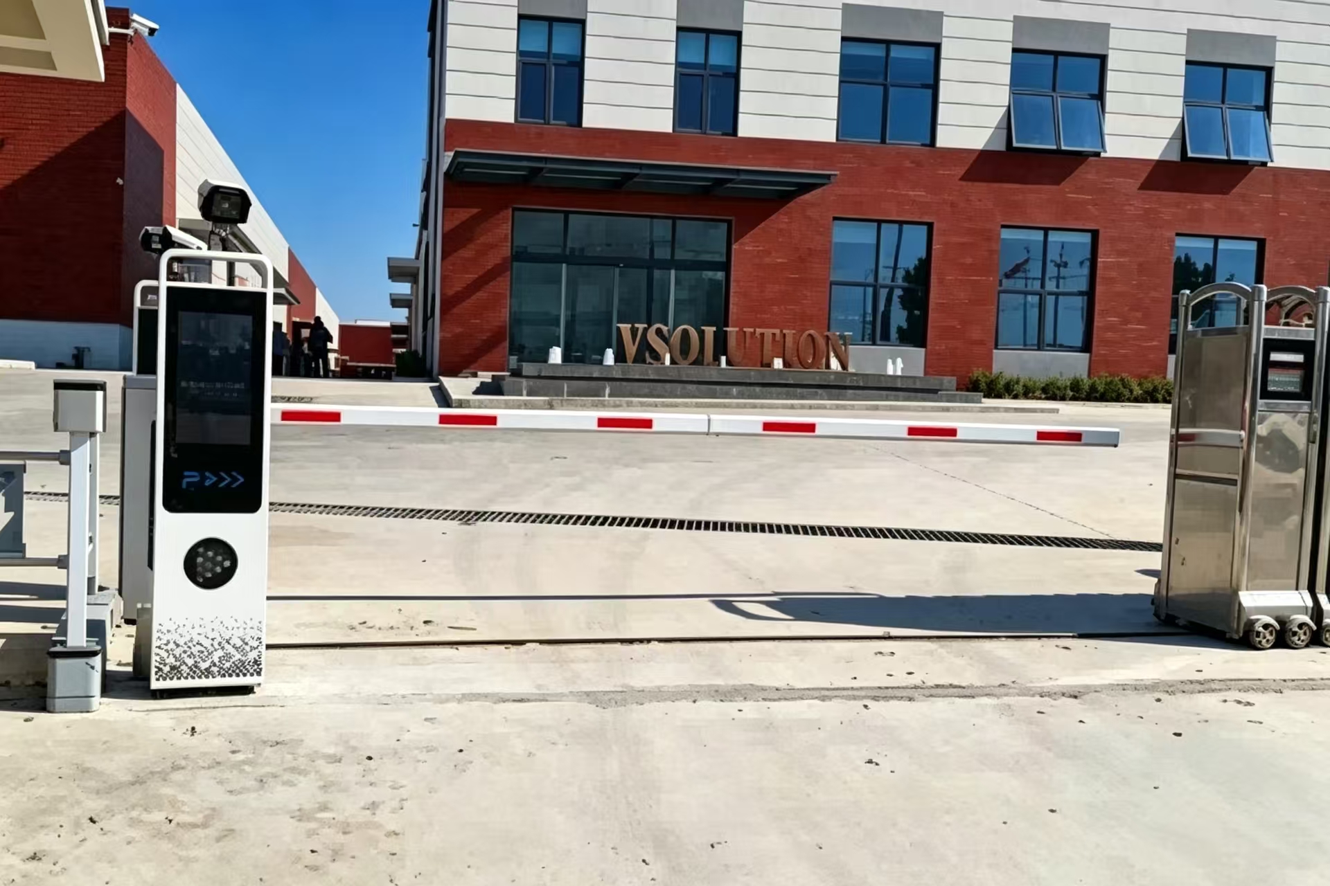 Masz dość awarii serwerów na bramce? Poznaj kamerę ANPR ZOJE
